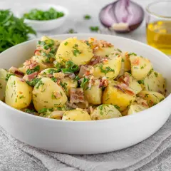 Ein köstlicher Kartoffelsalat mit Speck und Kräutern, der jeden Hunger stillt. Perfekt, um den Abend zu retten!