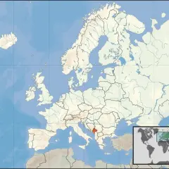 Mapa Europy z zaznaczoną Czarnogórą. Gdzie leży Czarnogóra? Na Bałkanach, nad Adriatykiem.