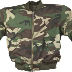 Chaqueta bomber con estampado de camuflaje verde y marrón, cremallera frontal y bolsillos.