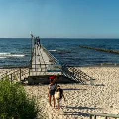 Spacerem po molo w Sianożętach, podziwiając morskie atrakcje i plażę.
