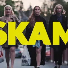 Fem tjejer går på gatan, med stora gula bokstäver som bildar ordet SKAM. En av dem dricker ur en flaska.