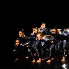 Tänzer in glitzernden Outfits, bereit für einen energiegeladenen "Diesel Disco"-Auftritt.