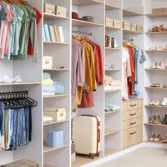 Armarios organizados con ropa colgada, doblada y zapatos en estantes. Un armario funcional para organizar tu ropa.