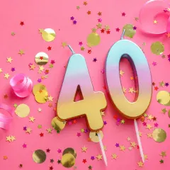 Velas con el número 40, confeti de estrellas y círculos dorados, y cintas rosas sobre fondo rosa. ¡Perfecto para frases 40 cumpleaños originales!