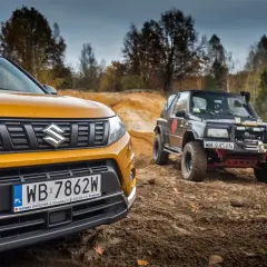 Żółty Suzuki Vitara 2025 i czarny, terenowy model na piaszczystym podjeździe.