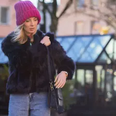 Krótkie futerko w stylizacji z jeansami i różową czapką. Oto inspiracja, jak nosić krótkie futerko tej zimy.