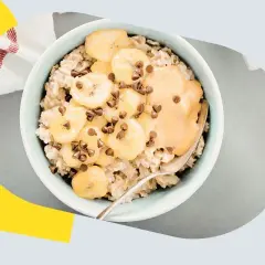 Miseczka owsianki z bananem, masłem orzechowym i czekoladą.