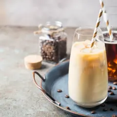 Jak zrobić latte w domu? Idealna kawa z ekspresem i bez!