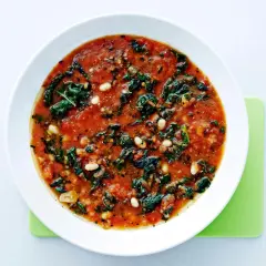 En mustig och nyttig soppa med gröna blad och vita bönor, perfekt för dig som vill gå ner i vikt.