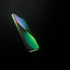 Zielony iPhone 13 w locie, idealny do uchwycenia każdej chwili. Poznaj jego wymiary.