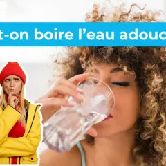 Une femme s'interroge sur la question : "Peut-on boire de l'eau adoucie ?" tandis qu'une autre boit un verre d'eau.