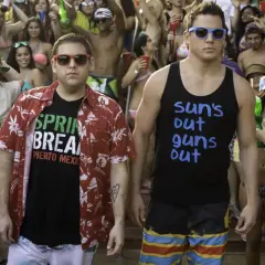 Dwóch facetów w okularach przeciwsłonecznych, jeden w koszulce "Spring Break Puerto Mexico", drugi w "Sun's out guns out", na imprezie w stylu jump street 23.