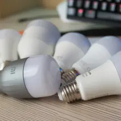 Varias bombillas inteligentes, incluyendo una Xiaomi y Philips, listas para mostrar como funcionan las bombillas inteligentes.