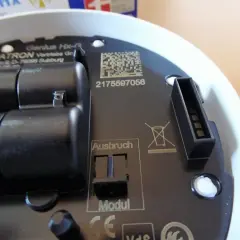Der Genius Hx-A Rauchmelder piept. Die Batterien sind eingelegt, aber ein Modul fehlt.