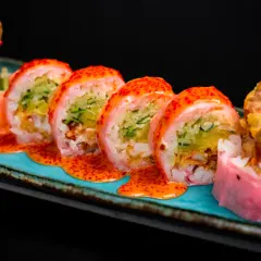 Roladki sushi z krewetką w tempurze i pikantnym sosem. Idealne z czym jeść sushi – z sosem, wasabi i imbirem.