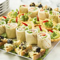 Roladki z łososiem, guacamole w tartaletkach i grzanki z serem – idealne drugie danie na imprezę.