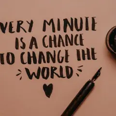 Every minute is a chance to change the world" - frasi motivazionali brevi in inglese scritte a mano con pennino e calamaio.