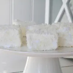 Mums mums i långpanna! Små, vita, kokostäckta bitar på ett tårtfat. Perfekt för fikat.