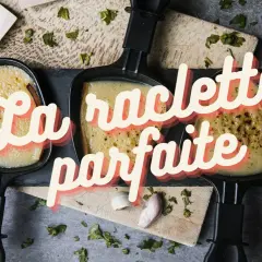 La raclette parfaite : quel est le meilleur fromage pour la raclette ? Du fromage fondu dans des poêlons, prêt à être dégusté.
