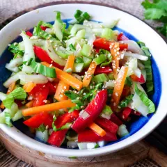 Bunter Pak Choi Salat mit Karotten, Paprika und Sesam. Ein frischer Genuss!