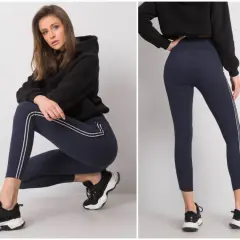 Modelka prezentuje granatowe legginsy z lampasami. Idealne do sportowych stylizacji, świetnie wyglądają z bluzą i sneakersami. Co założyć do legginsów? Taki zestaw to strzał w dziesiątkę!