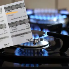 Faktura za gaz na tle płomieni palnika. Sprawdź, ile kosztuje gaz na giełdzie, analizując rachunki.