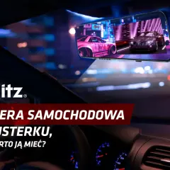Kamera samochodowa w lusterku pokazuje nocną jazdę z neonowymi światłami miasta i tuningowanymi autami.
