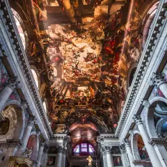 Soffitto affrescato della chiesa di San Pantalon, un tripudio di figure celestiali e terrene che si perdono nell'infinito.