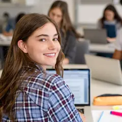 Schülerinnen und Schüler im Deutschunterricht, die an Laptops arbeiten. Ein Beispiel für ein interview schreiben.