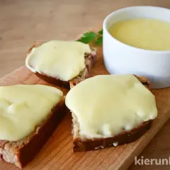 Smażony ser z twarogu na chlebie, idealny na szybkie śniadanie. Prosty przepis, jak zrobić smażony ser z twarogu.