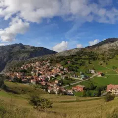 Ein malerisches Dorf in Asturien, umgeben von grünen Hügeln und Bergen. Perfekt für eine Wanderung.