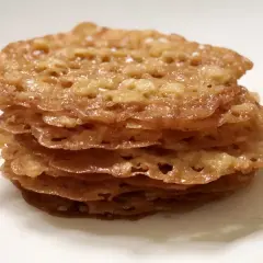 En stapel krispiga havreflarn, perfekta för ett enkelt havreflarn recept.