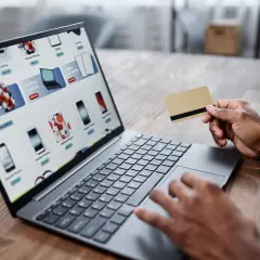 Przykłady propozycji wartości w e-commerce: przeglądanie ofert telefonów i laptopów na stronie sklepu, gotowość do zakupu z kartą płatniczą.