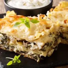 Ile kalorii ma zapiekanka z serem i pieczarkami? Sprawdź teraz!