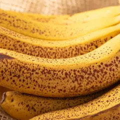 Kilka dojrzałych bananów z brązowymi plamkami. Zastanawiasz się, ile węglowodanów ma banan?