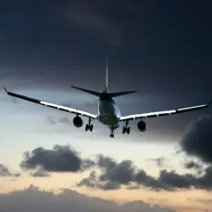 Avión descendiendo entre nubes oscuras, como si fuera un mal sueño.