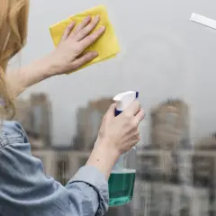 Mycie okien bez smug: Koniec z zaciekami! Poradnik.