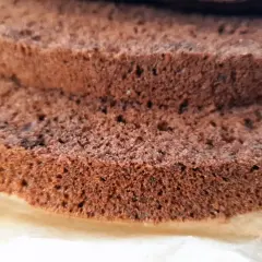 Idealny biszkopt czekoladowy, który zawsze się udaje. Puszysty i wilgotny, gotowy na pyszne torty.