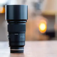Obiektyw Tamron 90mm f/2.8 Di III MACRO VLD, idealny do fotografii w **trybie makro**, z charakterystycznym pierścieniem ostrości i osłoną przeciwsłoneczną.