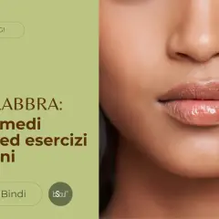 Primo piano di labbra lucide, con un focus sulle sottili rughe intorno alla bocca. Articolo su cause e rimedi.