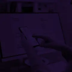 Osoba sprawdza fakturę na telefonie, widoczny zapis groszy 00/100.