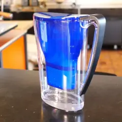 Caraffa filtrante blu, ideale per preparare un caffè dal gusto puro. La marca acqua per caffè è BWT.