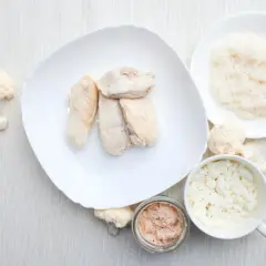 Biała dieta przepisy: gotowany kurczak, ryż, kalafior, twaróg i pasztet rybny na białym obrusie.