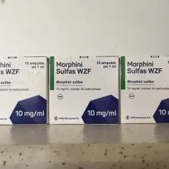 Trzy opakowania leku Morphini Sulfas WZF, zawierające roztwór morfiny do wstrzykiwań, każdy po 10 mg/ml.