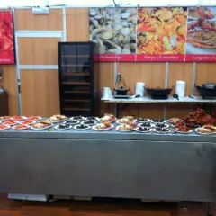 Exhibición de mariscos en ferias del marisco en Galicia: gambas, berberechos, almejas y langostas a la plancha.