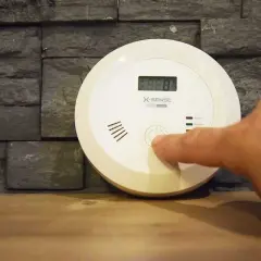 Main tenant effectue un test monoxyde de carbone sur son détecteur.