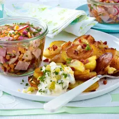 Bratkartoffeln mit Ei-Remoulade und ein Glas mit Schinken, Radieschen und Zwiebeln – das weckt Erinnerungen an vergessene Rezepte aus Omas Zeiten.