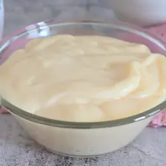 Una ciotola di cremosa crema pasticcera, perfetta per farcire dolci, preparata con il Bimby.