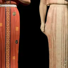 Dwie starożytne greckie kory, ubrane w bogato zdobione szaty, symbolizują czas trwania antyku.