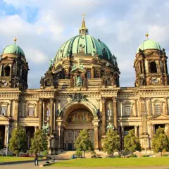 Berliner Dom, en imponerande byggnad med gröna kupoler, är ett måste att se i Berlin.